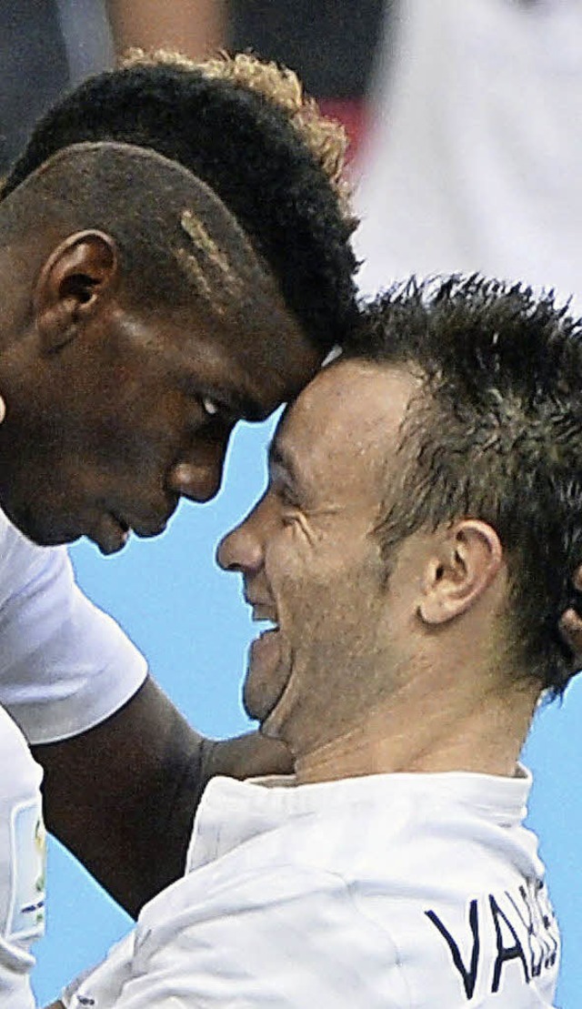 Torschtze Paul Pogba (links) und  Mat...lbuena freuen sich ber Weiterkommen.   | Foto: AFP