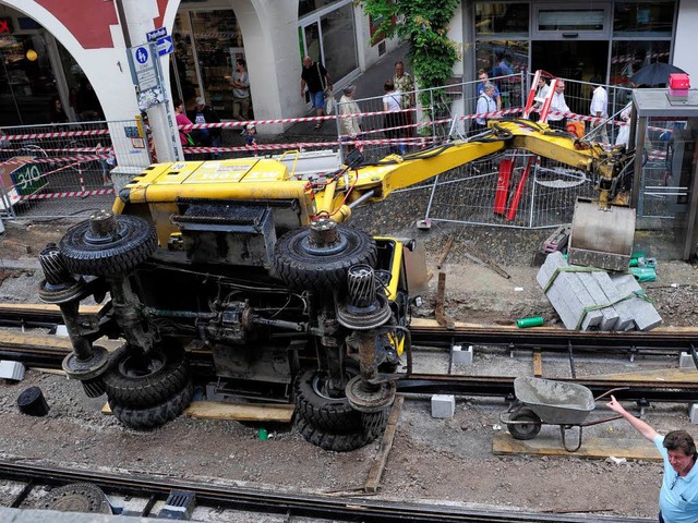 Der Bagger drckte den Bauzaun an der Salzstrae um.  | Foto: Thomas Kunz