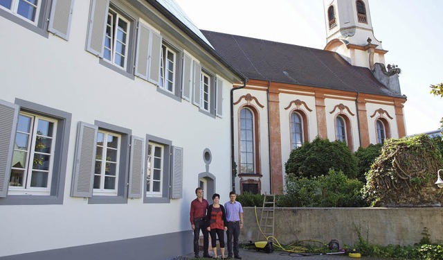 Chefin Marianne Gerber zwischen Stellv...n und Fotovoltaikanlage auf dem Dach.   | Foto: Michael Haberer