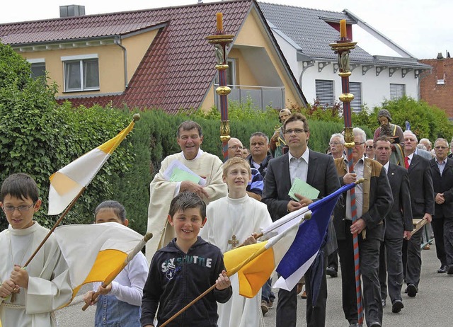 Die Kirchenbesucher zogen mit Pfarrer ...uz, das wieder an seinem Platz steht.   | Foto: Otmar Faller