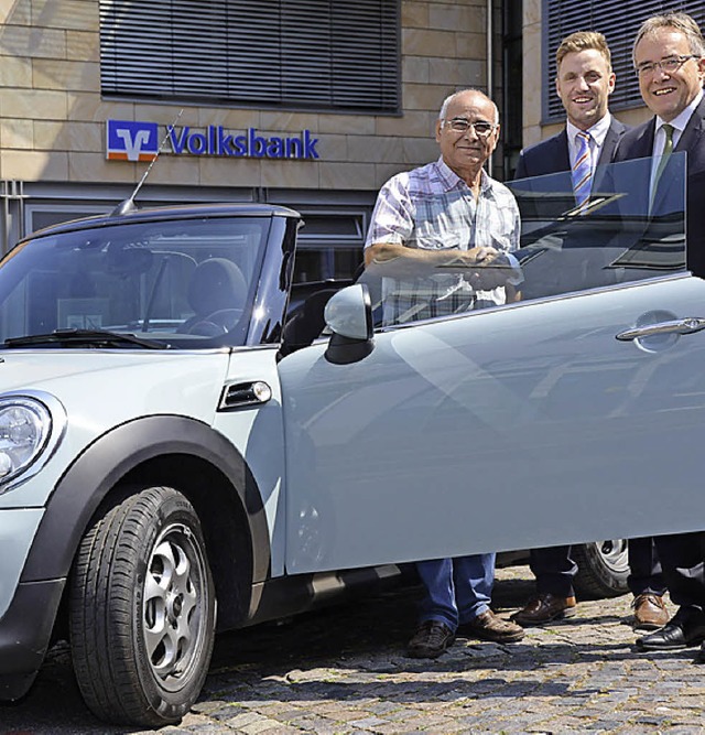 Hauptgewinner Donato Rollo, Privatkund...bergabe des Mini-Cabrios in Teningen.   | Foto: Volksbank