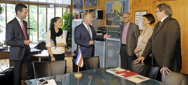 Besuch im Konsulat (von links): Stefan...und  Honorarkonsul Juan-Jose Llombart   | Foto: Wolfgang Knstle