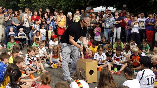 Patric Hetzinger inmitten vieler Kinder und Eltern   | Foto: Heidi Fssel