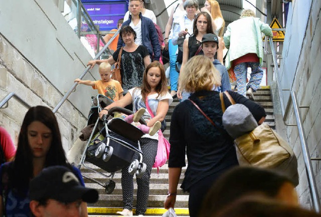 Wer mit Kinderwagen am Hauptbahnhof  a...den Aufzug nicht findet, muss tragen.   | Foto: Rita Eggstein
