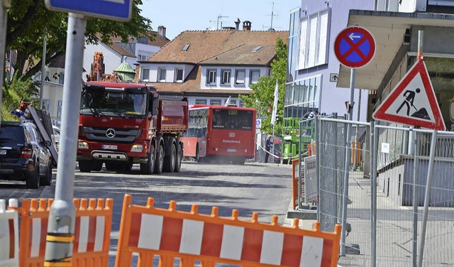 Bahn frei, aber bisher nur fr Busse: ...rfen Pkw  dieses Stck nicht befahren.  | Foto: Martina Proprenter