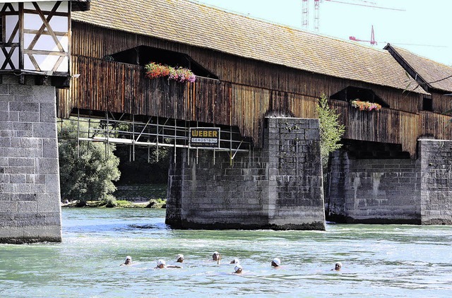 Die alte Holzbrcke ber den Rhein kostet viel Geld.   | Foto: Kerckhoff