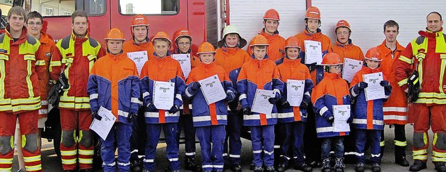 Stolzer Nachwuchs: die Jugendfeuerwehr...standenen Prfung und ihren Ausbildern  | Foto: peter schtz