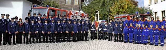 Die Feuerwehrmannschaft, die Altersman...n prsentieren sich im Jubilumsjahr.   | Foto: Privat