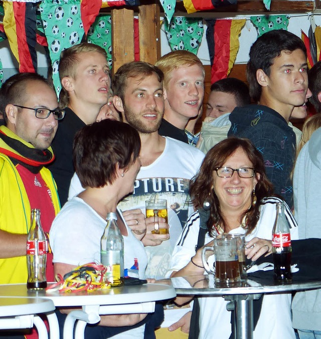 Fuballfans verfolgen das WM-Spiel gegen Algerien.   | Foto: Frank Leonhardt