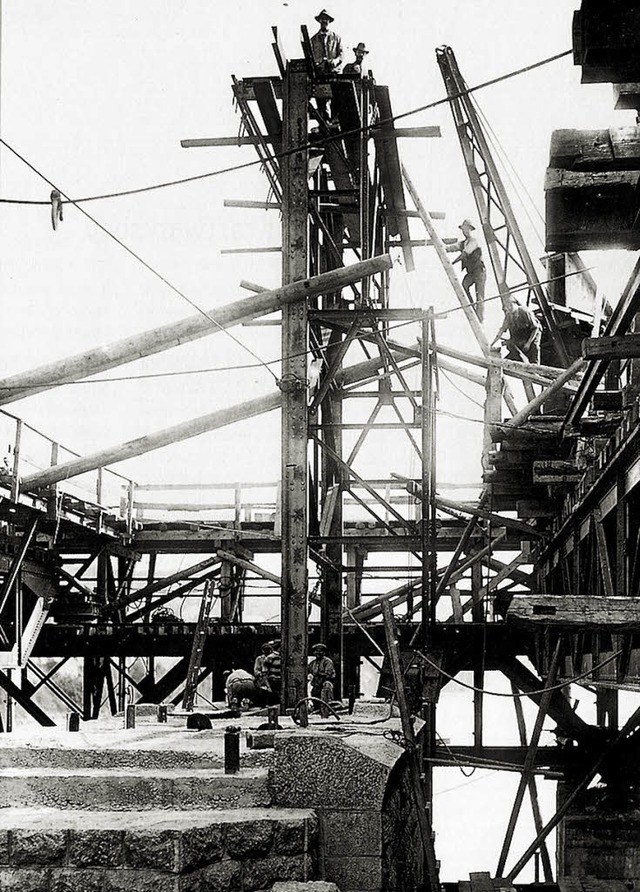 Die Montage der Gersttrme fr die Pf...  Bauleute eine waghalsige Arbeit   .   | Foto:  Energiedienst/Repro: Ernst Brugger