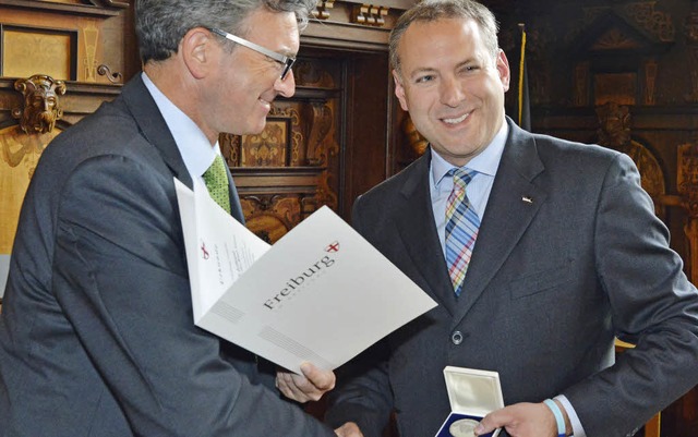 Erik Julliard (rechts) erhlt von OB D...die Ehrenmedaille der Stadt Freiburg.   | Foto: Michael Bamberger