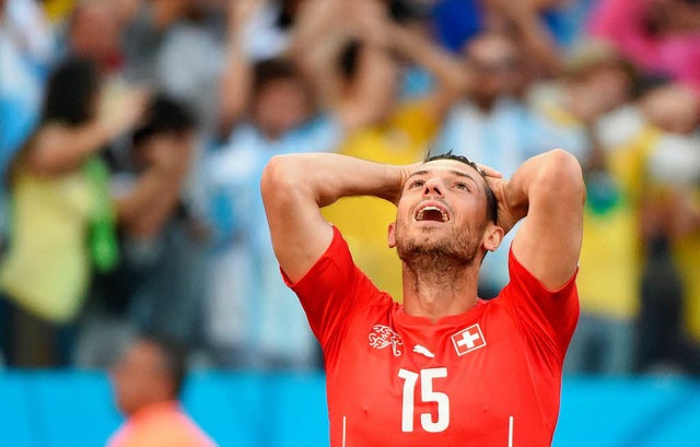 Der Schweizer Mittelfeldspieler Blerim...g eine Riesenchance gegen Argentinien.  | Foto: AFP