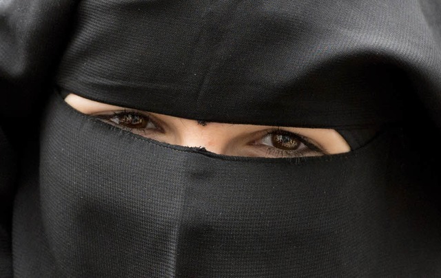 In Frankreich drfen Frauen keinen Schleier wie hier den Niqab tragen.   | Foto: dpa
