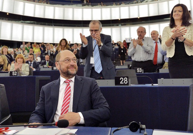 Martin Schulz nimmt nach seiner Wieder...vationen des EU-Parlaments entgegen.    | Foto: afp