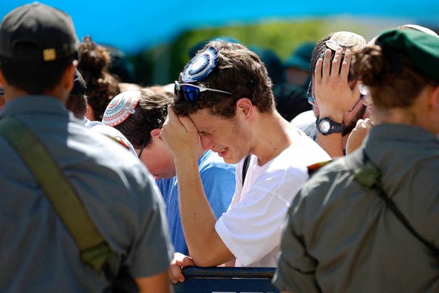 Nach dem Mord an den drei jdischen Ju...cht in Israel Trauer und Verbitterung.  | Foto: AFP
