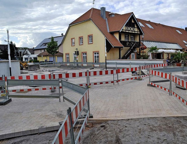 Die Umleitung auf der zentralen Kreuzung in Umkirch wird ab Freitag aufgehoben.  | Foto: Julius Wilhelm Steckmeister