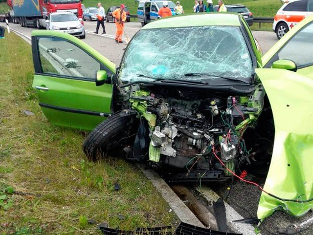 Eingedrckt bis zum Anschlag: Der Klei...ontal mit dem Kleinbus zusammenstie.   | Foto: Kamera 24