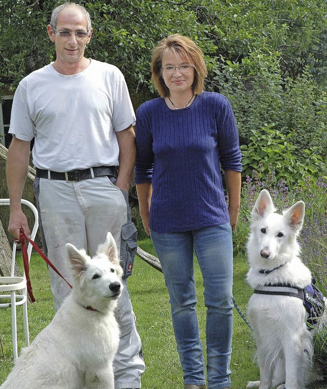 Claudia und Jrgen Meyer mit ihrem Schimmelsprhund Amy (rechts) und Azubi Ace.   | Foto: Sahli