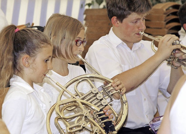 Mit dabei war auch das Vororchester der Trachtenkapelle.   | Foto: Heidi Fssel