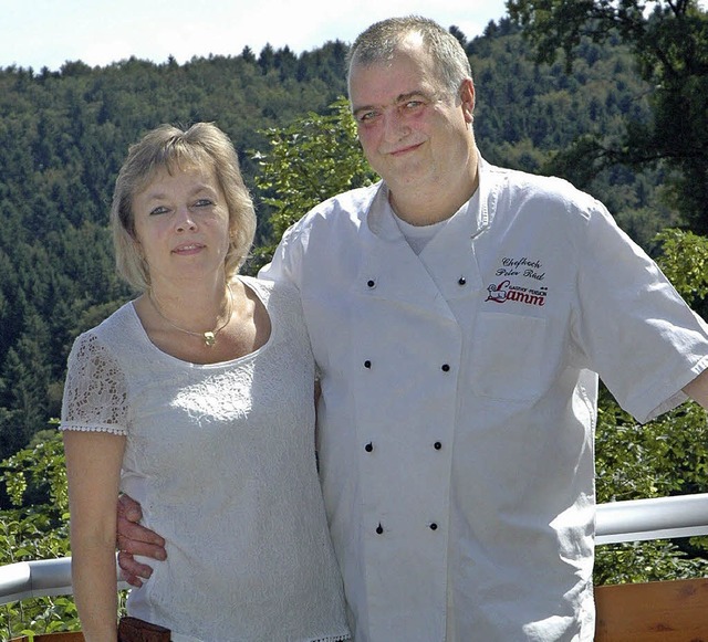 Die Gastgeber im Gasthof-Pension Lamm,...stehen auf der vergrerten Terrasse.   | Foto: Sahli