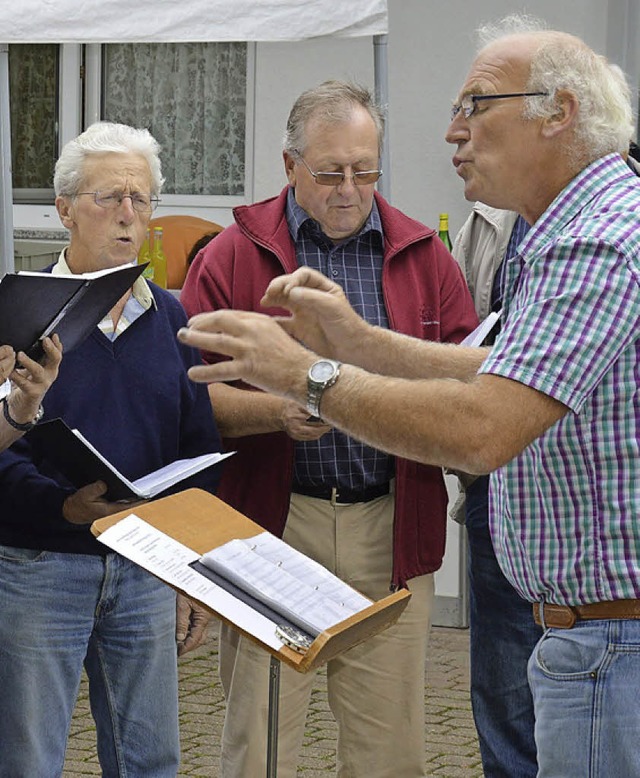 Vize-Dirigent und Solo-Snger Wolfgang...rchor am etwas verregneten Sommerfest   | Foto: georg diehl