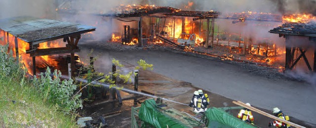 Ein Vollbrand tobt auf dem ganzen Gelnde der Schollacher Blessingsge.    | Foto: Kamera 24, Michaela Hummel, Gert Brichta