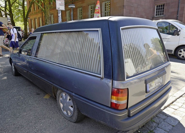 Ein Leichenwagen vor dem Kollegiengebude II  | Foto: Eggstein