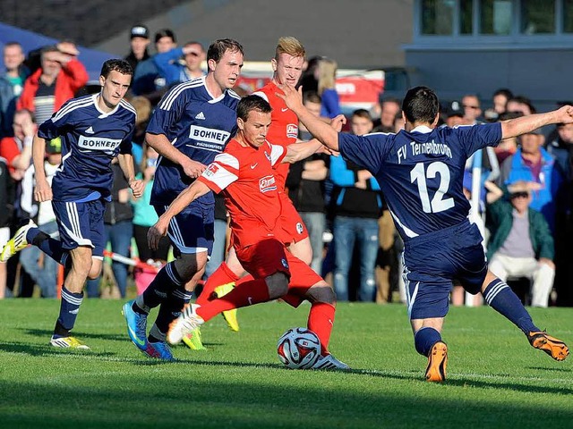 Vladimir Darida (rotes Trikot) zieht m... trifft zum 10:0 fr den SC Freiburg.   | Foto: Achim Keller