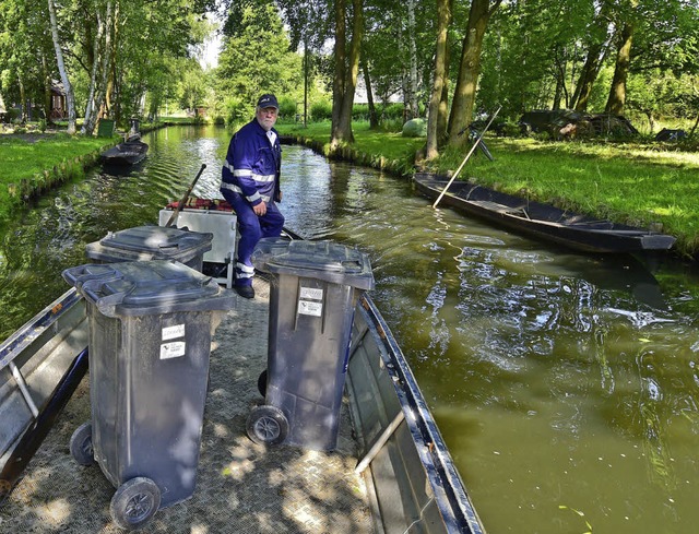 Idyllischer Einsatzort: Dieter Adler bringt mit seinem Spreekahn den Mll weg.   | Foto: dpa