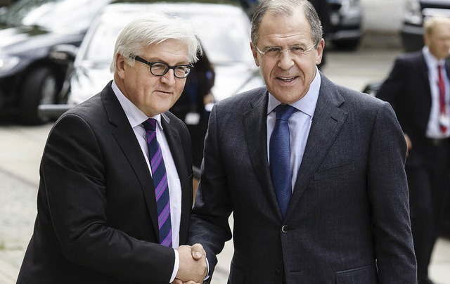 Auenminister  Frank-Walter Steinmeier...ssischen Amtskollegen  Sergej Lawrow.   | Foto: AFP