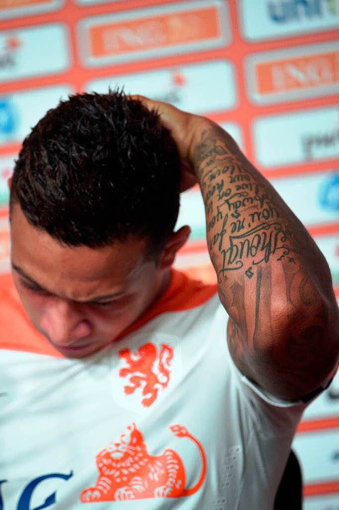 Auf seinem linken Unterarm prangt ein Schriftzug, der seinem Grovater gewidmet ist, der ihn stark beeinflusst hat. Er starb, als Depay 15 Jahre alt war.