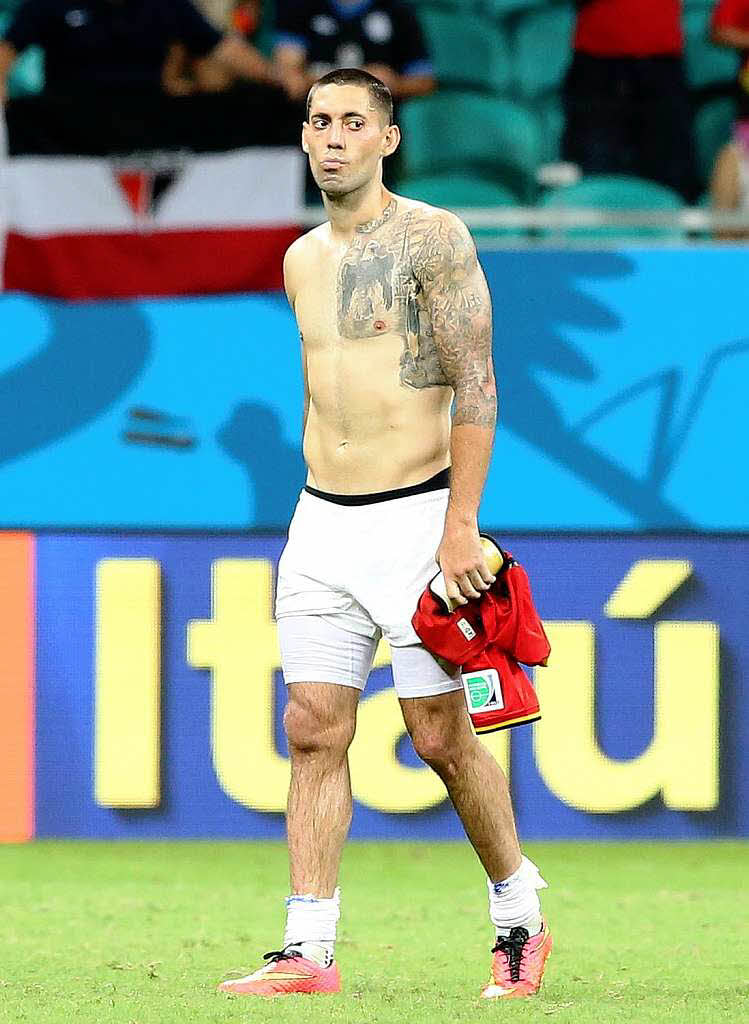 US-Spieler Clint Dempsey trgt auf der Brust ein Tattoo mit einem Adler als Symbol fr seinen Patriotismus. Dempseys  Nacken ziert brigens das Unendlichkeitszeichen, seinen Ellbogen den Bundesstaat Texas, seine Heimat.