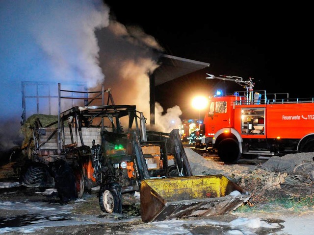 Die Feuerwehr bei den Lscharbeiten.  | Foto: WOLFGANG KUENSTLE               