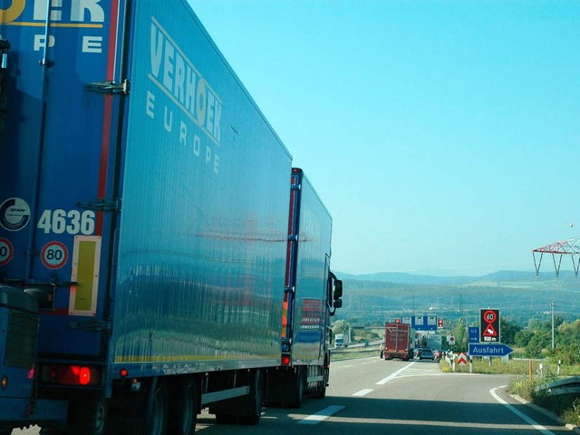 Lkw-Verkehr in Richtung Schweiz auf der A861 auf  | Foto: Ralf H. Dorweiler