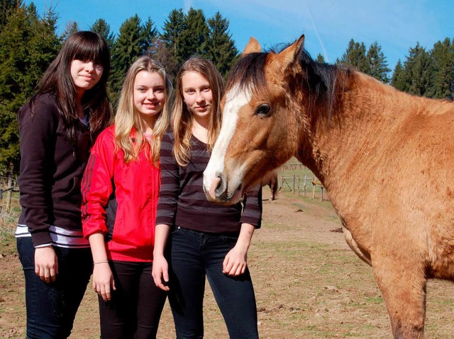 Alisia Makedonski, Alina Rudolf und Re...i ihrem Besuch auf dem Schlchtseehof   | Foto: PRIVAT