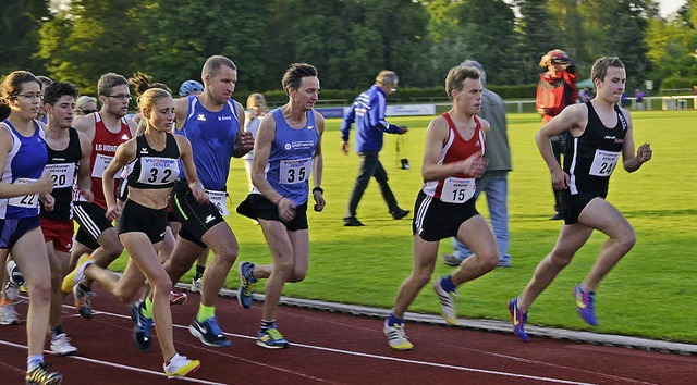 Hinein in die Abendsonne: Start zum 3000-Meter-Lauf  | Foto: junkel