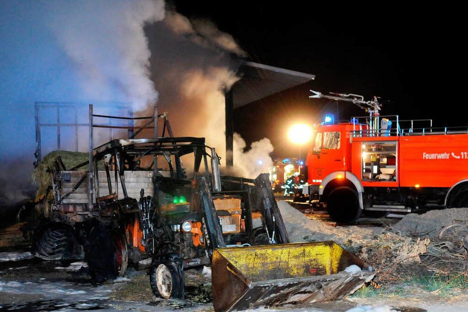 Die Kälber konnte die Familie des Scheunenbesitzers vor den Flammen retten, die Arbeitsgeräte wurden aber stark beschädigt. Die Feuerwehr war mit 40 Leuten im Einsatz. (Foto: WOLFGANG KUENSTLE ) Die Kälber konnte die Familie des Scheunenbesitzers vor den Flammen retten, die Arbeitsgeräte wurden aber stark beschädigt. Die Feuerwehr war mit 40 Leuten im Einsatz. (Foto: WOLFGANG KUENSTLE )