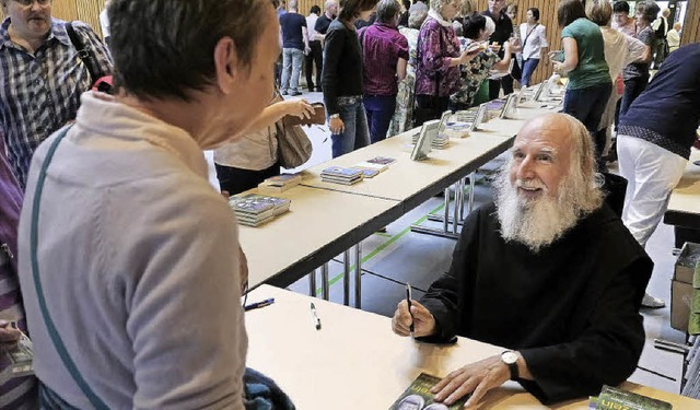 Bodenstndige Verbundenheit mit den Me...beim spteren Signieren seiner Bcher.  | Foto: Christel Hlter-Hassler