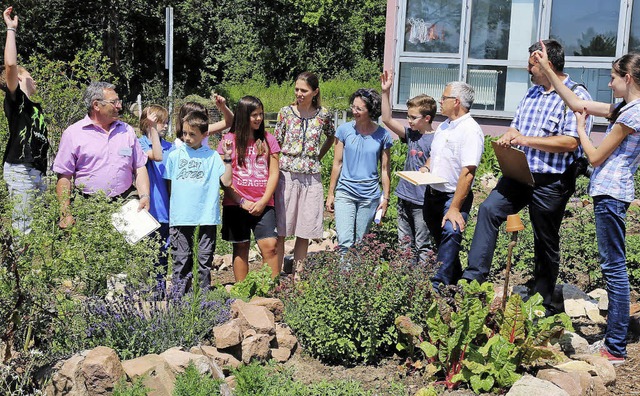 Rede und Antwort auf Fragen zum Schulg...ehen  die Heimschler den Fachleuten.   | Foto: Sandra Decoux-Kone