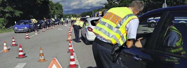 Die Polizei verteilt Flugbltter, um w... Grenzbergang Neuenburg zu erhalten.   | Foto: Polizei Freiburg