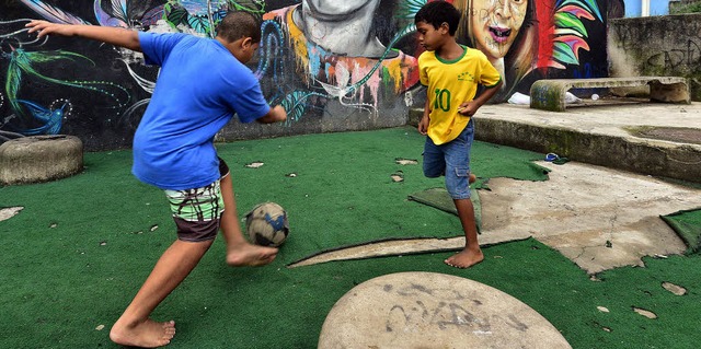 Fuball ist in Brasilien Volkssport Nummer eins &#8211; auch in den Favelas.  | Foto: AFP/Marco Kupfer