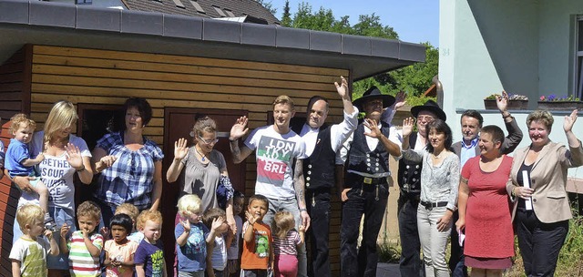 Freude ber das neue Spielhaus bei Kin...cherer mit Kindern und Erzieherinnen.  | Foto: Leandra Oberg