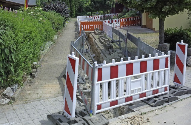 Noch wird in der Weststadt gebaut, abe...hnitt des Nahwrmenetzes laufen schon.  | Foto: Erhard Morath