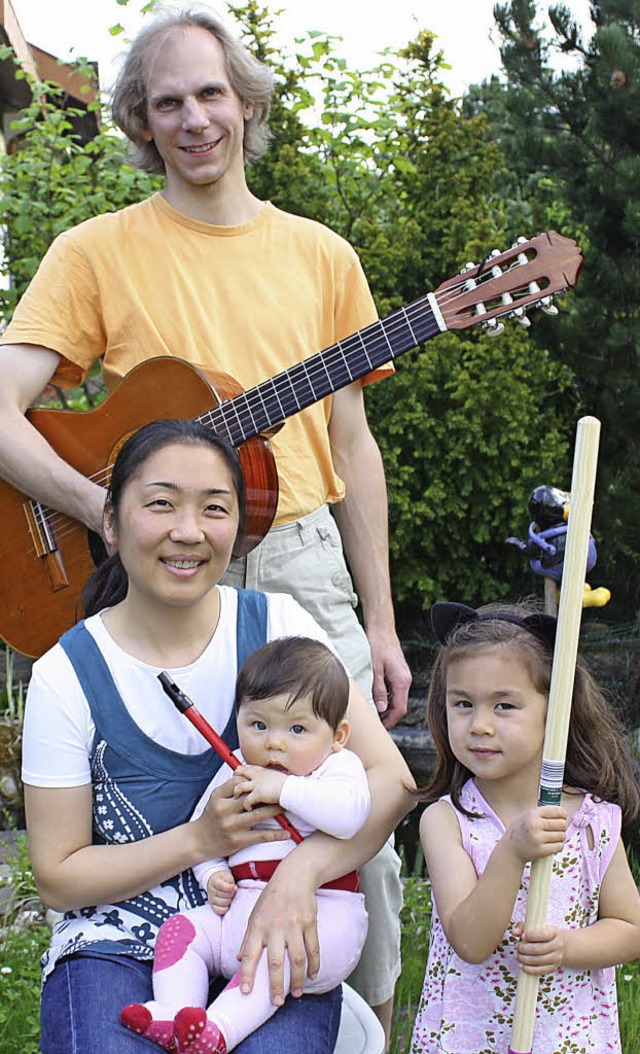 Eriko Aoyama-Pabel und Diethard Pabel mit ihren beiden Tchtern   | Foto: Gabriele FSSler