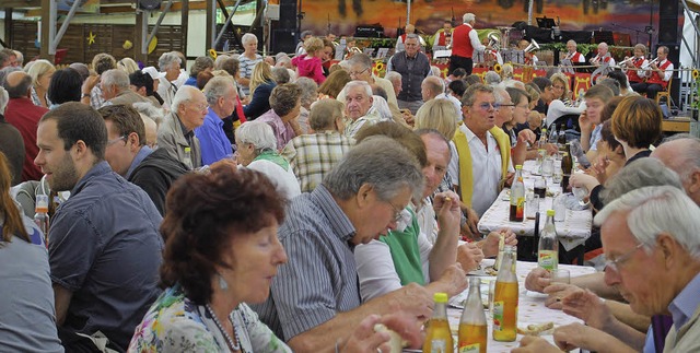 Geselligkeit, Gaumenfreuden, Musikgenu...klang bietet das Mrkter Fischerfest.   | Foto: Archiv: Mink