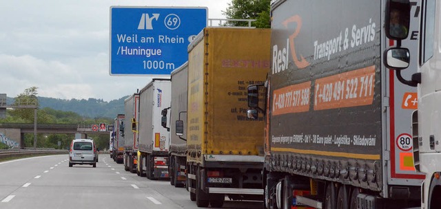 Bisher nutzen nur wenige Lastwagen den...g als Ausweichroute von Waldshut her.   | Foto: LAUBER