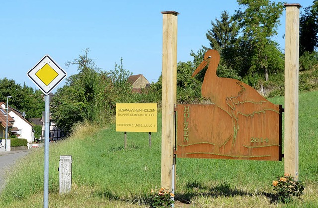 Der Storch lsst gren: Am Ortseingan...  beim Friedhof aufgestellt  worden.    | Foto: Markus Maier