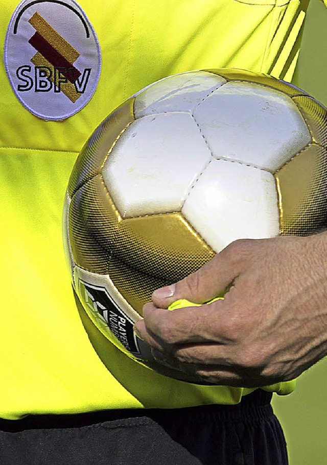 Ball im Griff, Spiel sowieso. Schiedsrichter aus Freiburg   | Foto: fleig