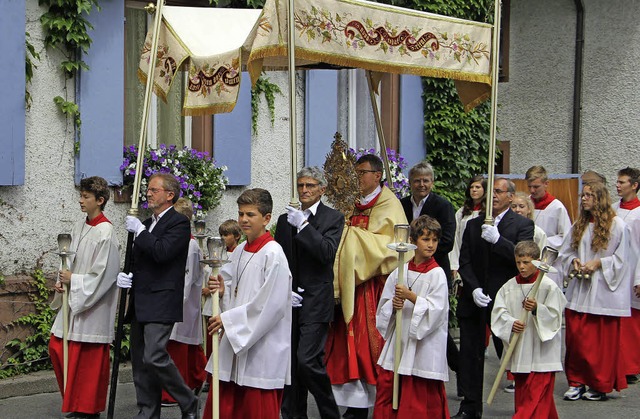 Die katholische Kirchengemeinde in Obe...Patroziniumsfest mit einer Prozession.  | Foto: Herbert Trogus