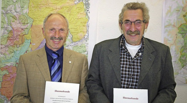 Ortsvorsteher Franz Burger (links) und...t zum Wohle der Brger ausgezeichnet.   | Foto: Karin Heiss